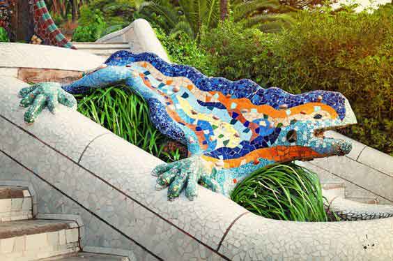 El Drac del Pargue Güell El Parque Güell de Barcelona es uno de los mejores exponentes en el uso “orgánico” de la piedra y las figuras fantásticas policromadas “El Drac del Parque Güell”.