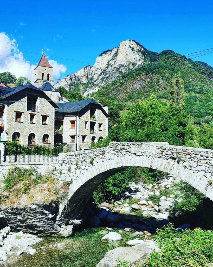 Puente que cruza un río en el pueblo aragonés de Bielsa.