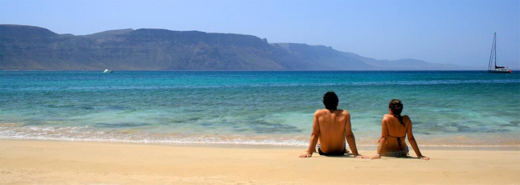 Vistas desde una de las playas de La Graciosa. Al fondo Lanzarote. 