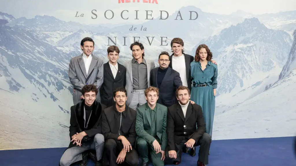 Elenco y director de la Sociedad de la nieve