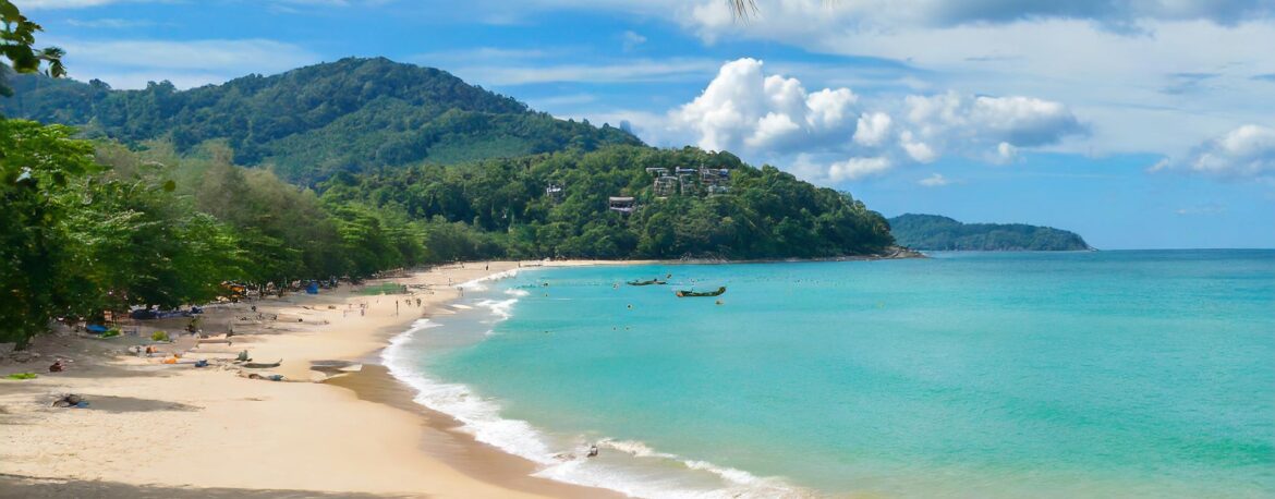 Playa de arena blanca, agua cristalina y con vegetación en Tailandia