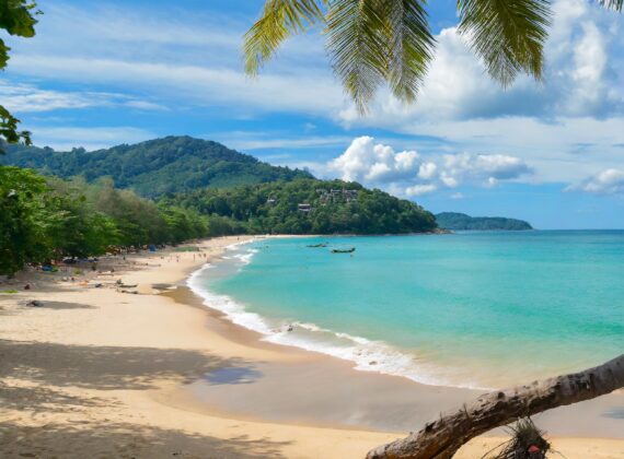 Playa de arena blanca, agua cristalina y con vegetación en Tailandia