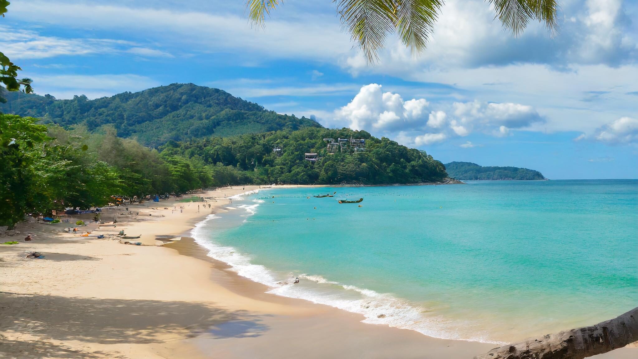 Alt: ¿Qué visitar en Tailandia? Playa paradisiaca con aguas cristalinas, arena blanca y vegetación de Tailandia