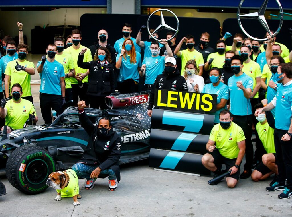 Hamilton celebra con el equipo su séptimo título mundial