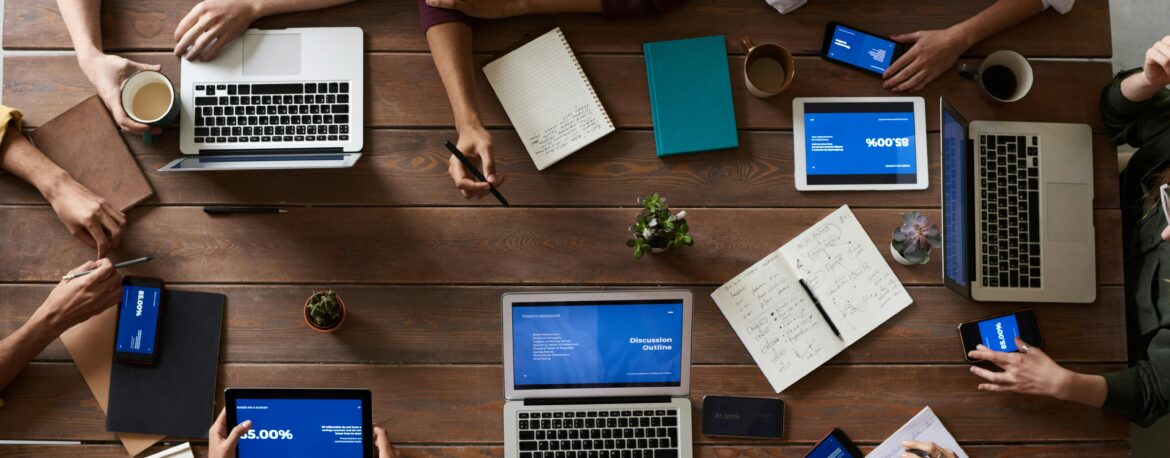 Iconos de comunicación digital conectados en red