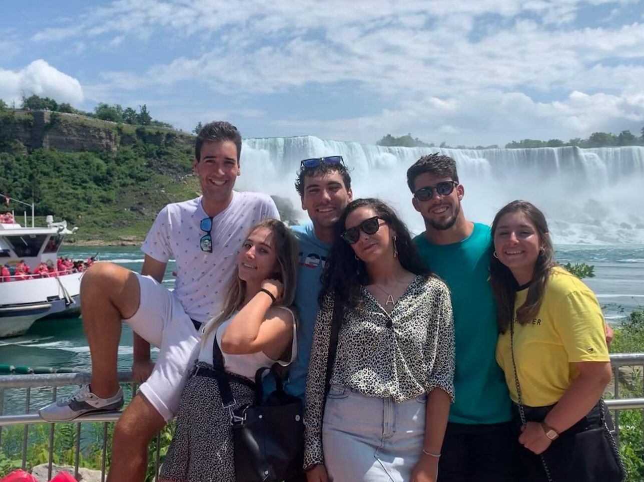 5 estudiantes haciendo el programa Work and Travel visitando las cataratas del niagara