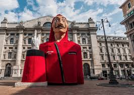 Estatua gigante La Casa de Papel en Italia 