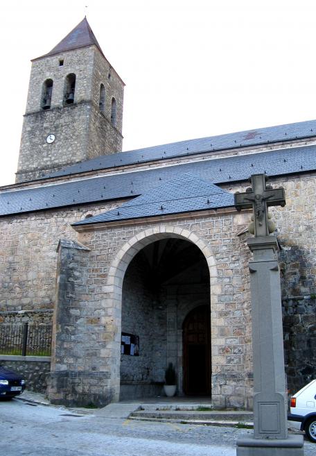 Imagen de la puerta de entrada de la Iglesia de la Asunción ubicada en el pueblo aragonés de Bielsa. 
