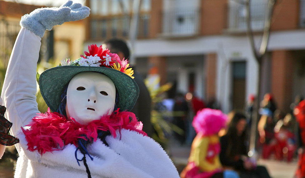Foto de un vecino portando uno de los disfraces más representativos del carnaval de Miguelturra: la máscara