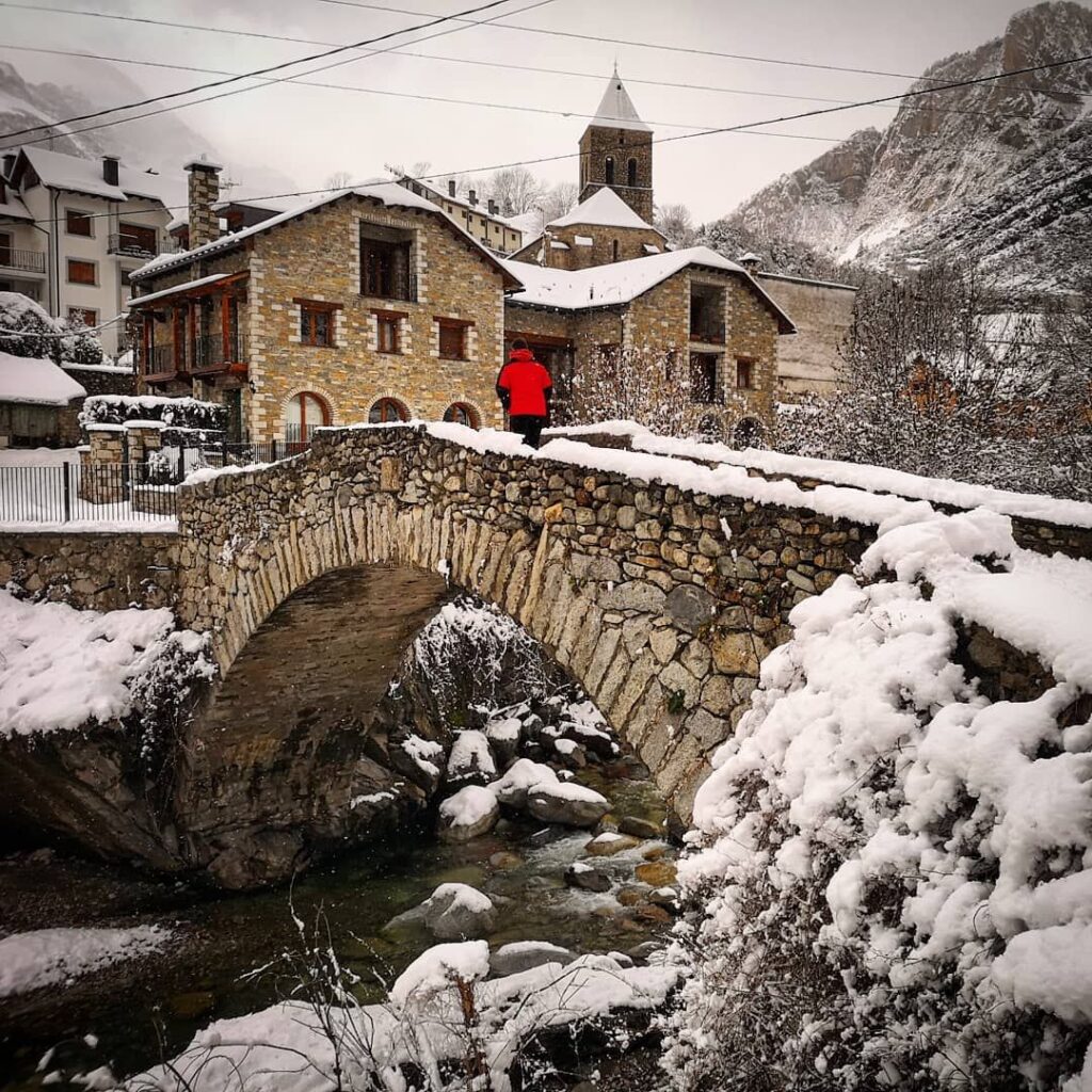 Puente nevado en el pueblo aragonés de Bielsa.