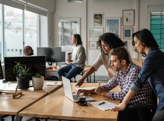 Equipo de una agencia de seo de España reunido para crear estrategias de posicionamiento web.