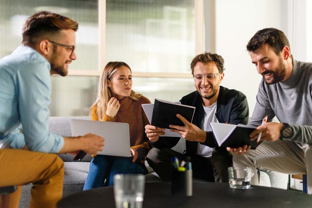 Una de las Mejores Agencias SEO España 2025 con su equipo trabajando para crear estrategias de marketing digital y posicionamiento web en Google.