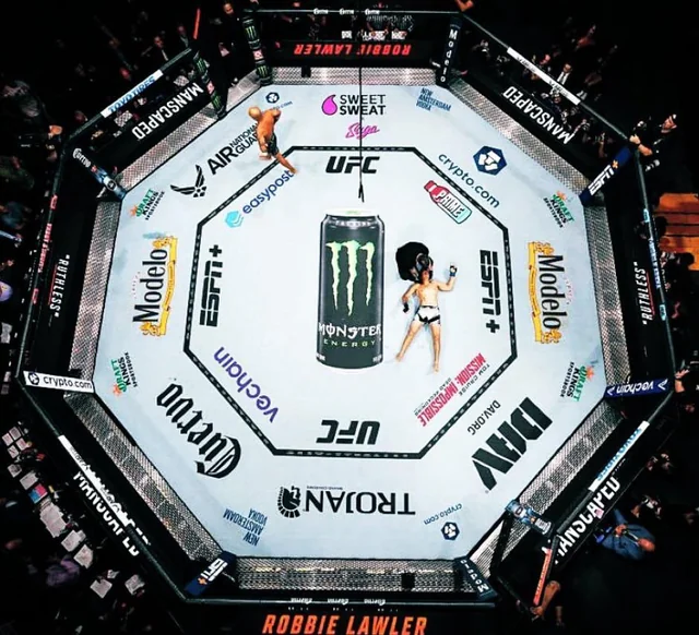 Lona del octagono de artes marciales mixtas mostrando la publicidad deportiva ufc y patrocinadores globales