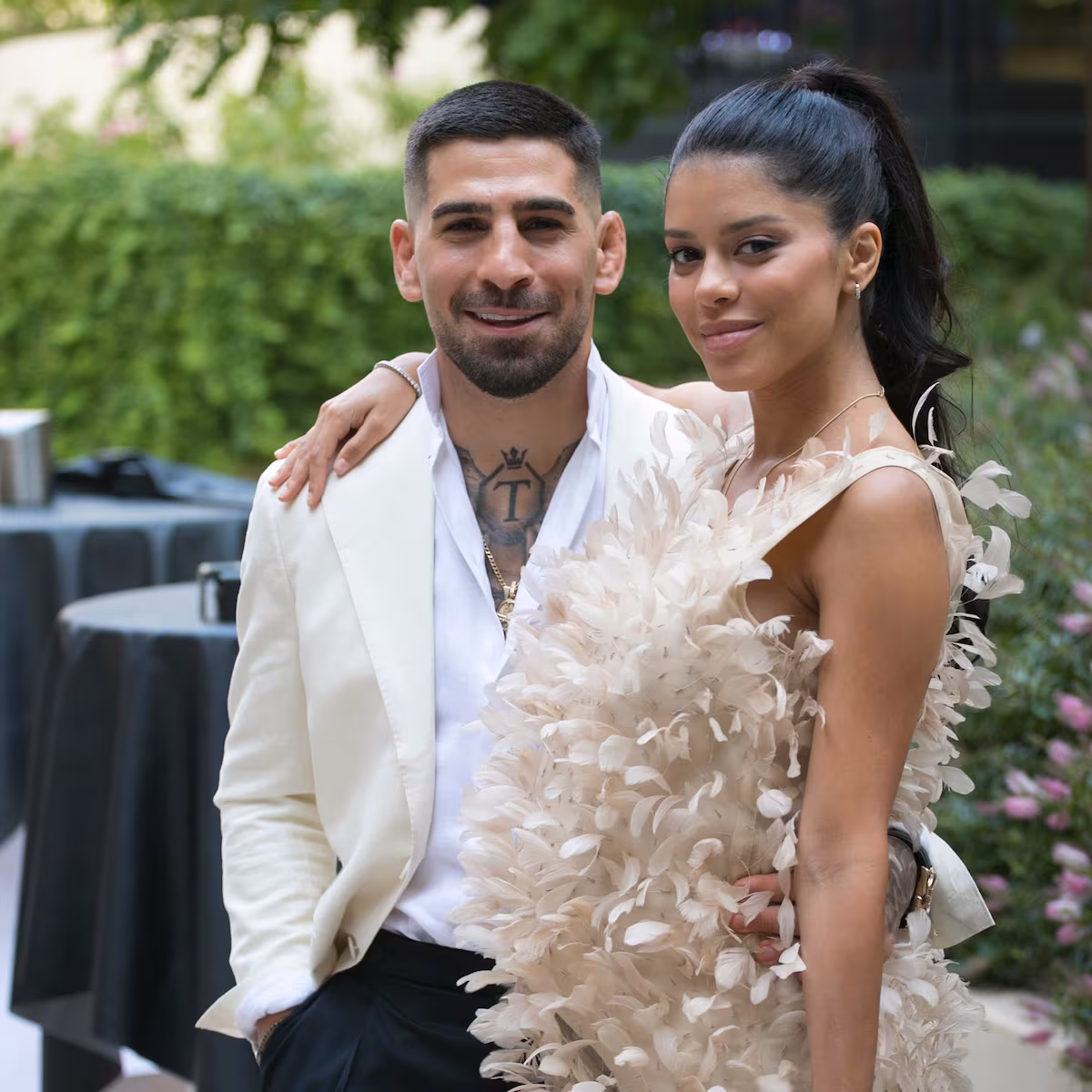 Ilia Topuria y su expareja Giorgina Uzcategui posando juntos en un evento antes de anunciar su divorcio
