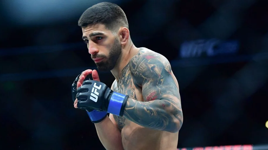 Ilia Topuria con expresión de concentración antes de un combate de UFC