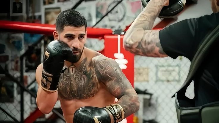 Ilia Topuria entrenando boxeo y preparación física para la UFC