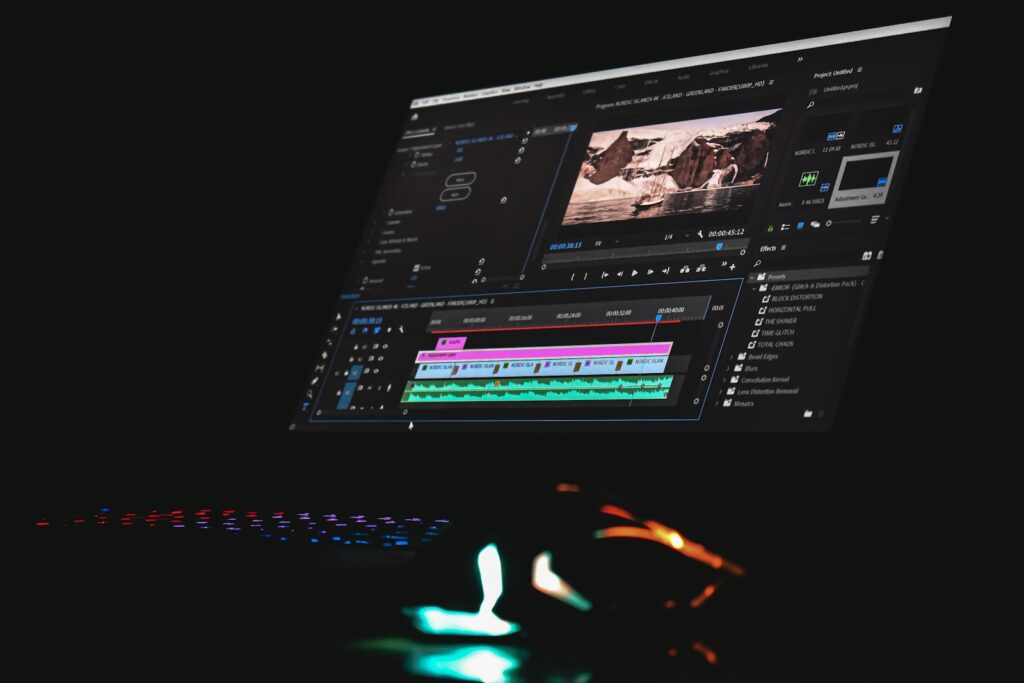 Monitor con un programa de edición de vídeo abierto, con la línea de tiempo y la ventana de previsualización