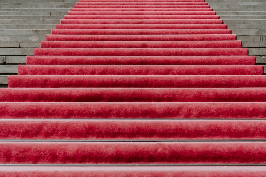Escalera cubierta con una alfombra roja preparada para un evento