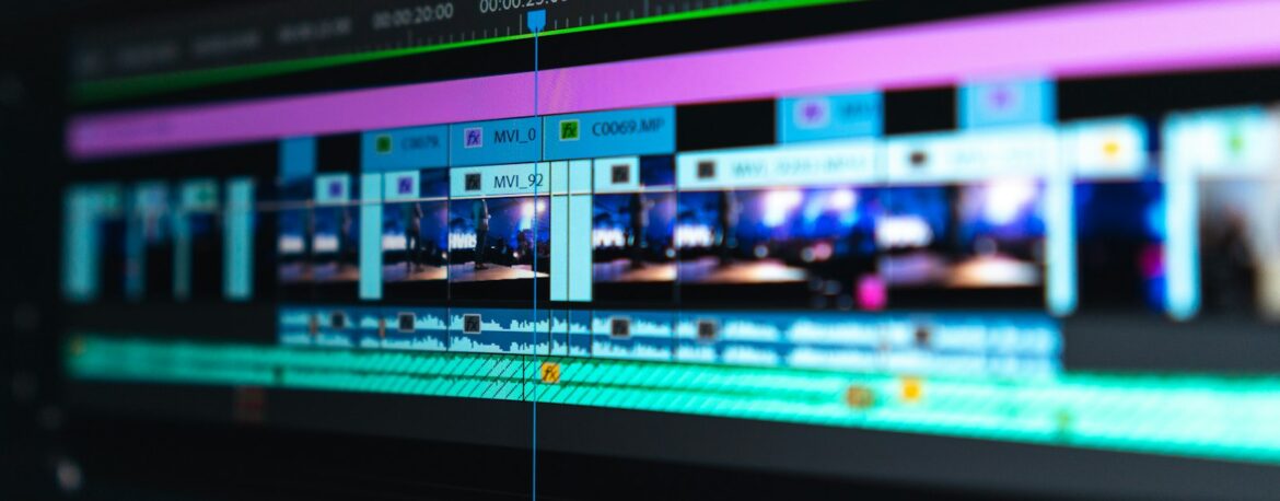 Línea de tiempo de un programa de edición de vídeo con clips azules y morados sobre fondo oscuro