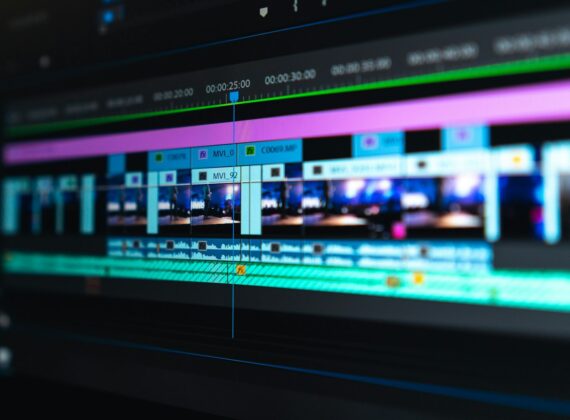 Línea de tiempo de un programa de edición de vídeo con clips azules y morados sobre fondo oscuro