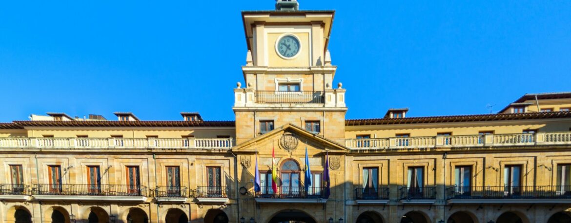 Casa Consistorial de Oviedo con su torre del reloj bajo un cielo azul