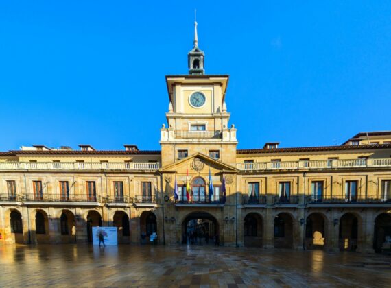 Casa Consistorial de Oviedo con su torre del reloj bajo un cielo azul