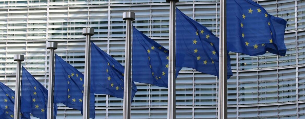 Banderas de la Unión Europea frente al edificio Berlaymont de la Comisión Europea en Bruselas