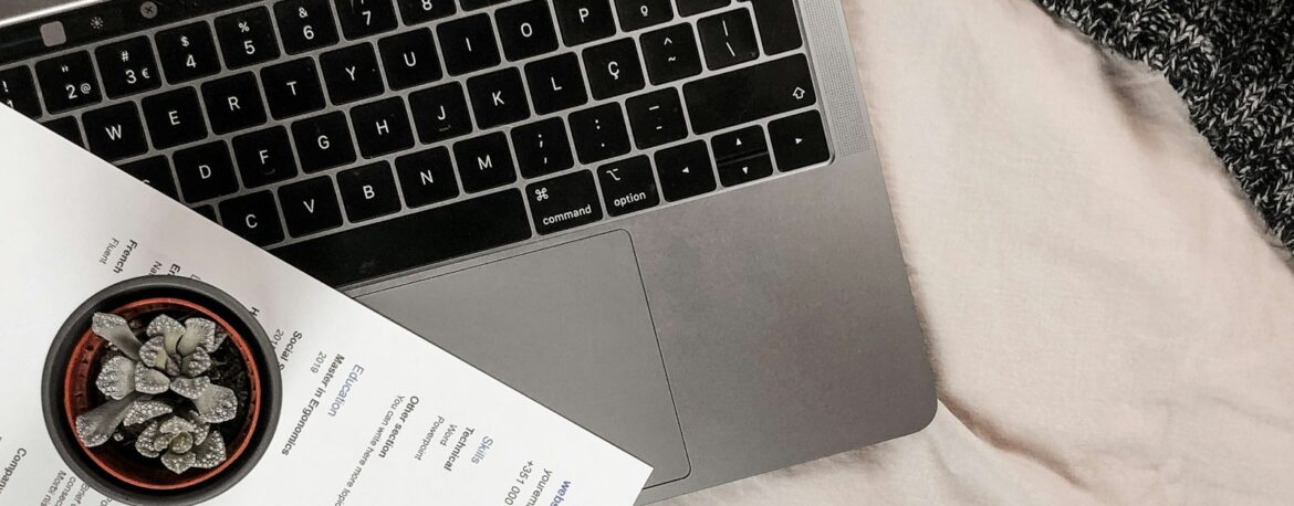 Currículum impreso sobre el teclado de un portátil