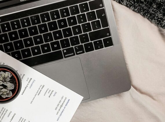 Currículum impreso sobre el teclado de un portátil