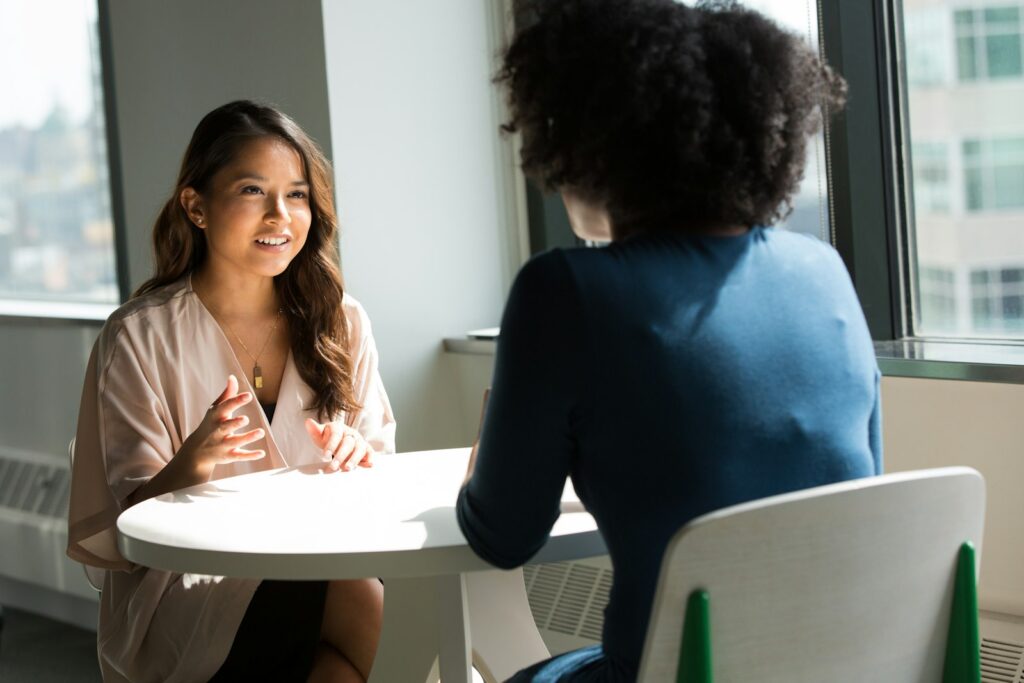 Dos mujeres conversan durante una entrevista de trabajo