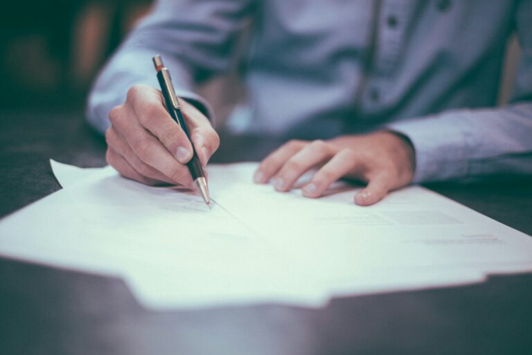 Los riesgos de confiar en la IA en el trabajo sin comprobarla