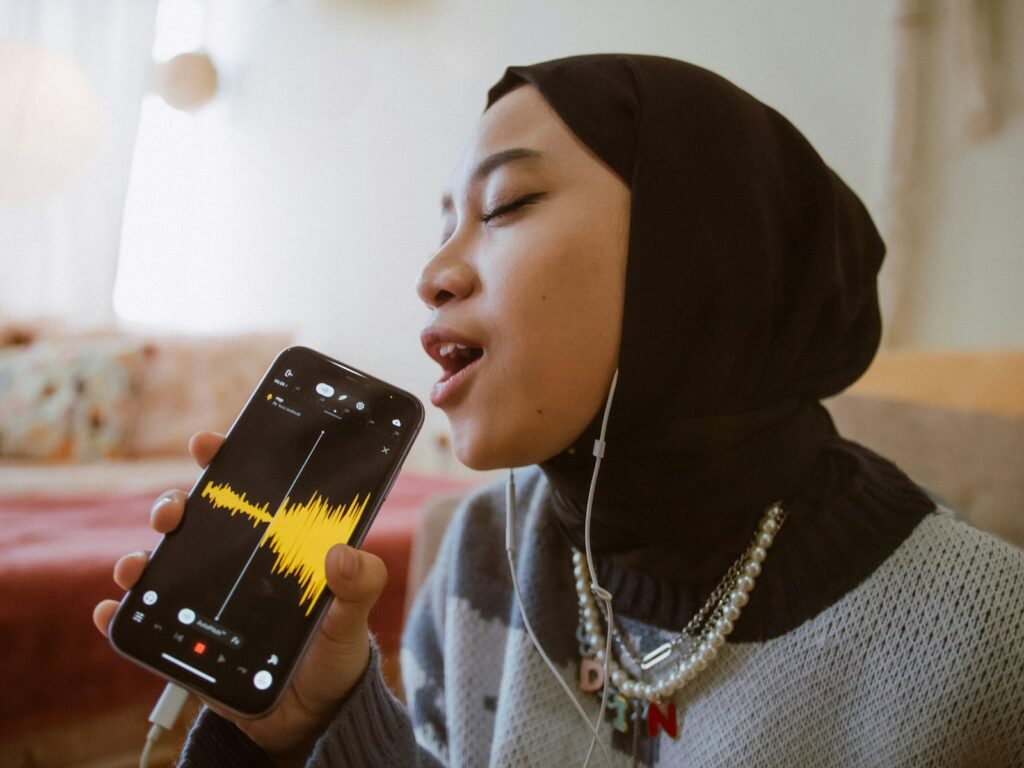 Mujer grabando un mensaje de voz con su teléfono móvil
