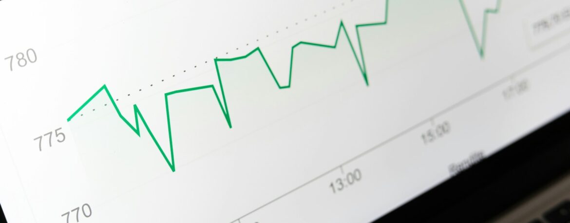 Gráfico de líneas con una tendencia ascendente en una pantalla
