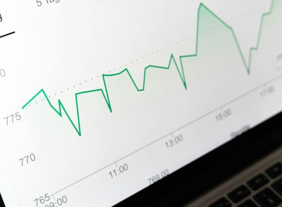 Gráfico de líneas con una tendencia ascendente en una pantalla