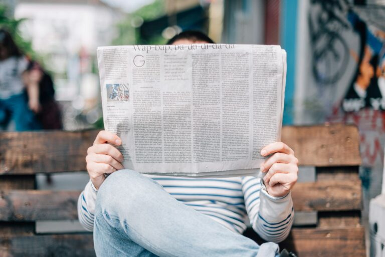 Cómo estar al día en tu sector sin acumular noticias