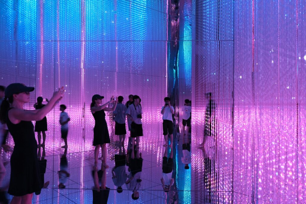 Visitantes dentro de una instalación inmersiva de luces de colores en teamLab Planets, en Tokio