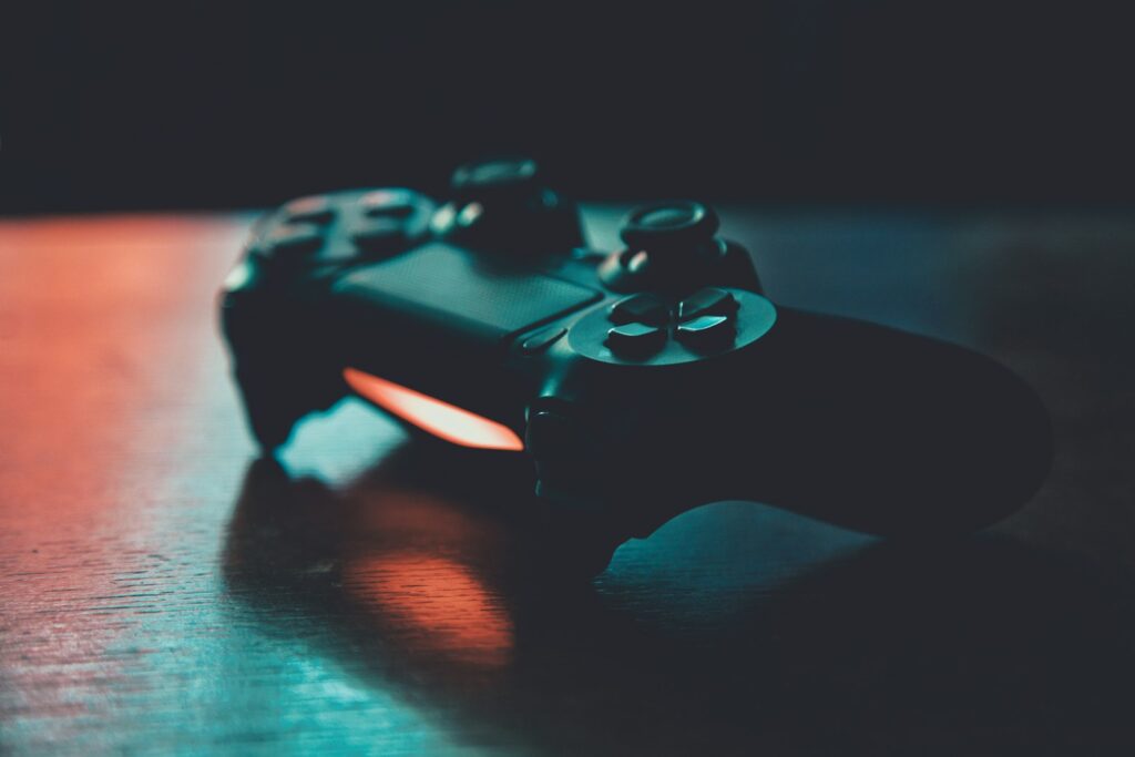 Mando de videoconsola apagado sobre una mesa en penumbra