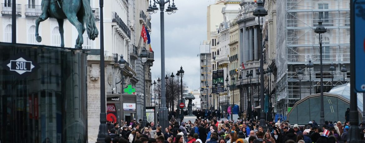 Multitud de personas caminando por una calle del centro de Madrid