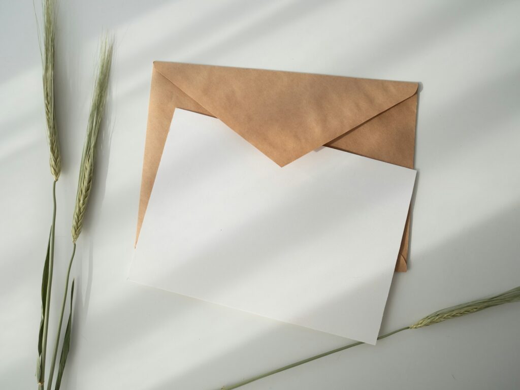 Sobre de papel kraft abierto con una hoja en blanco