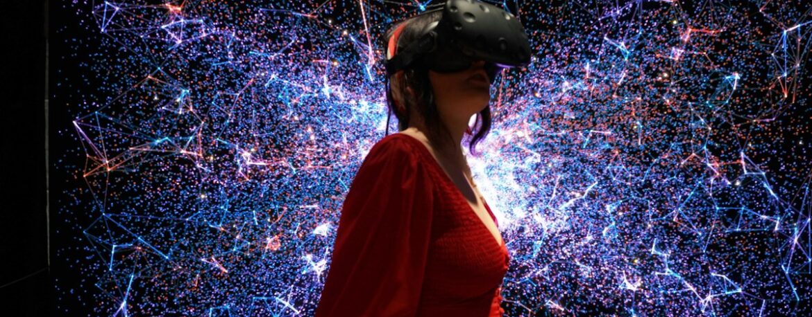 Mujer con gafas de realidad virtual rodeada de una proyección de luces y partículas