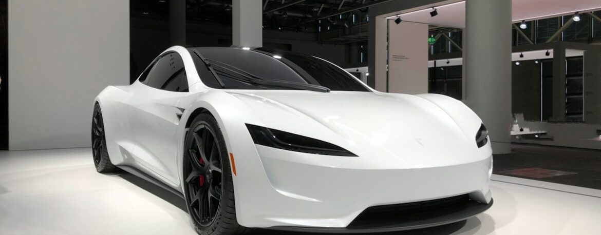 Prototipo blanco del Tesla Roadster expuesto en una feria de automóviles en Basilea