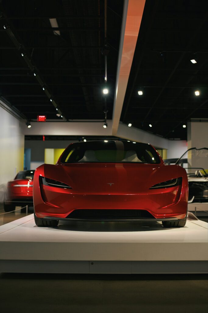 Prototipo rojo del Tesla Roadster de segunda generación expuesto en un museo de Los Ángeles